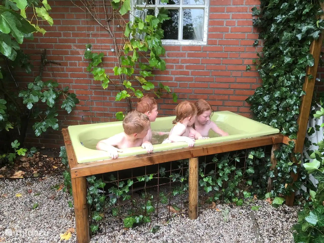 Auf Ihrer Terrasse befindet sich ein Bad im Freien. Sie können es einfach mit schön warmem Wasser füllen.