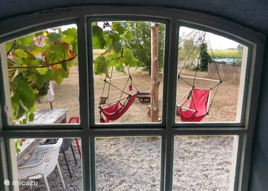 Terrasse mit Hängestühlen