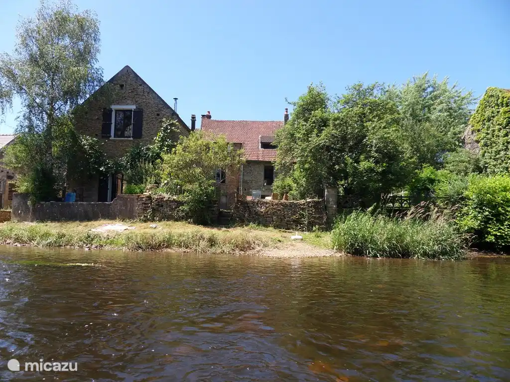 Casa del pescador en el río. en Francia, Yonne, Saint-Père-sous-Vézelay - casa vacacional