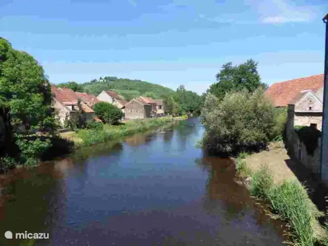 Casa del pescador en el río. en Francia, Yonne, Saint-Père-sous-Vézelay - casa vacacional desde el puente