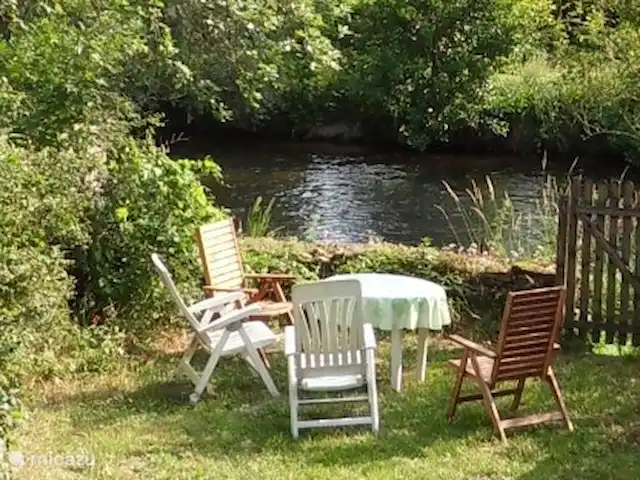 Casa del pescador en el río. en Francia, Yonne, Saint-Père-sous-Vézelay - casa vacacional Desayuno junto al río