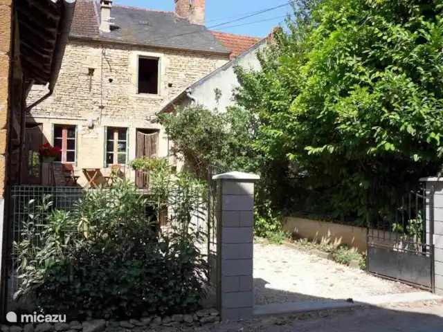 Casa del pescador en el río. en Francia, Yonne, Saint-Père-sous-Vézelay - casa vacacional el frente