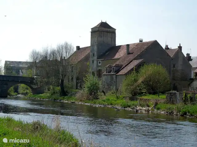 Casa del pescador en el río. en Francia, Yonne, Saint-Père-sous-Vézelay - casa vacacional La casa del pescador se encuentra en un pueblo de 200 años.