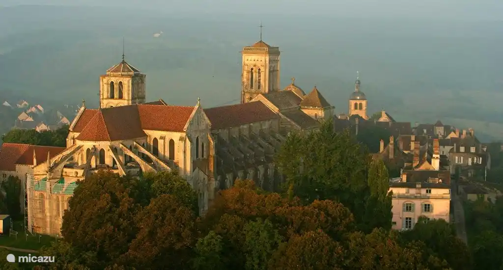 La casa está situada al pie de la montaña en la que se encuentra Vézelay, con su catedral medieval.
