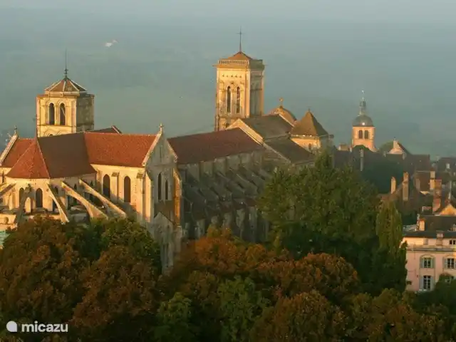 Casa del pescador en el río. en Francia, Yonne, Saint-Père-sous-Vézelay - casa vacacional La casa está situada al pie de la montaña en la que se encuentra Vézelay, con su catedral medieval.