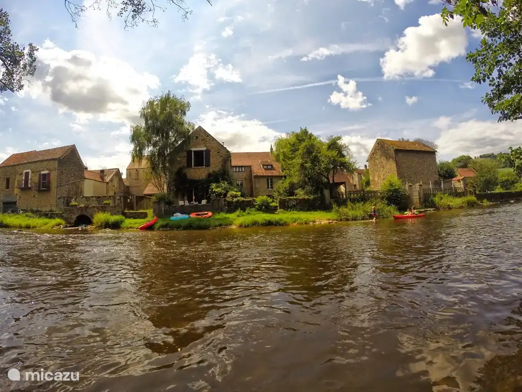 El piragüismo es bueno en el río.