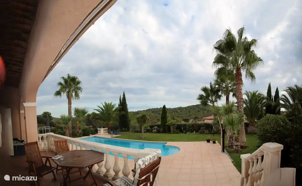 Weiter, unverbauter Blick auf die Terrasse