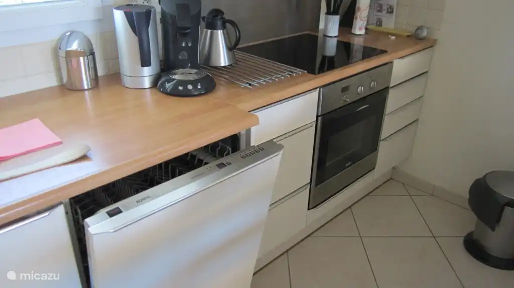 Küche komplett ausgestattet