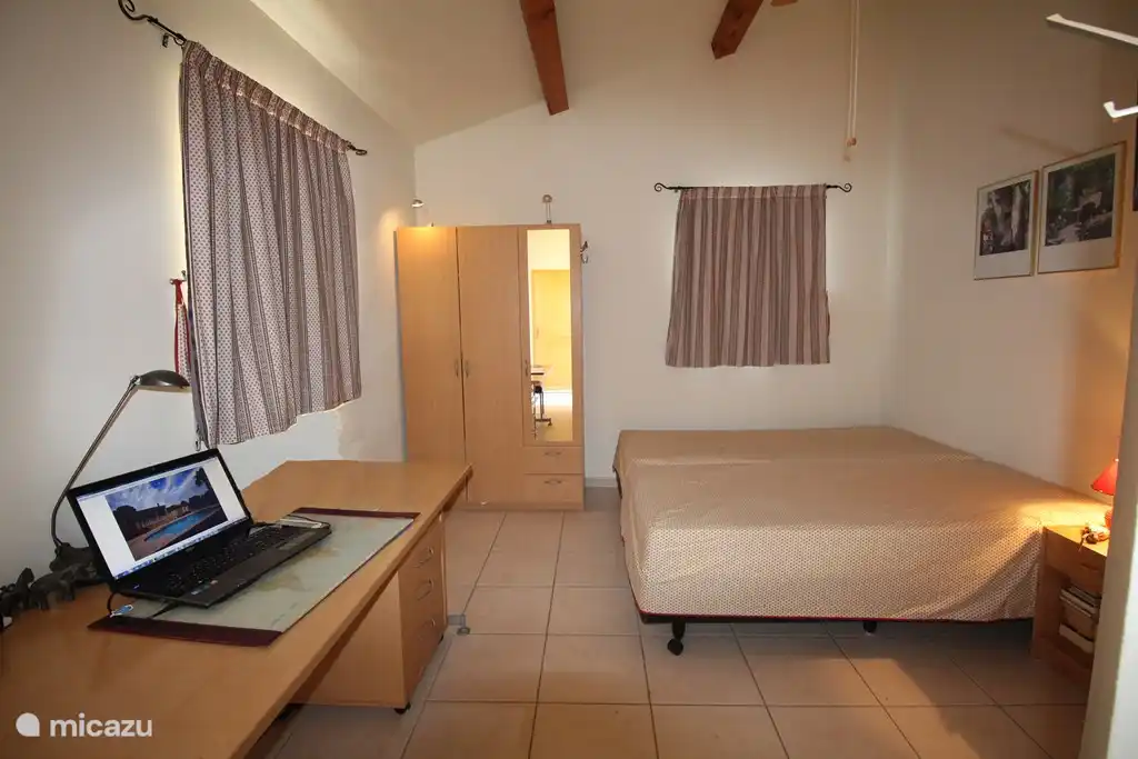 Hauptschlafzimmer Schlafzimmer 1 Verbindung über Terrasse durch Schiebetüren. Mit eigenem Bad.