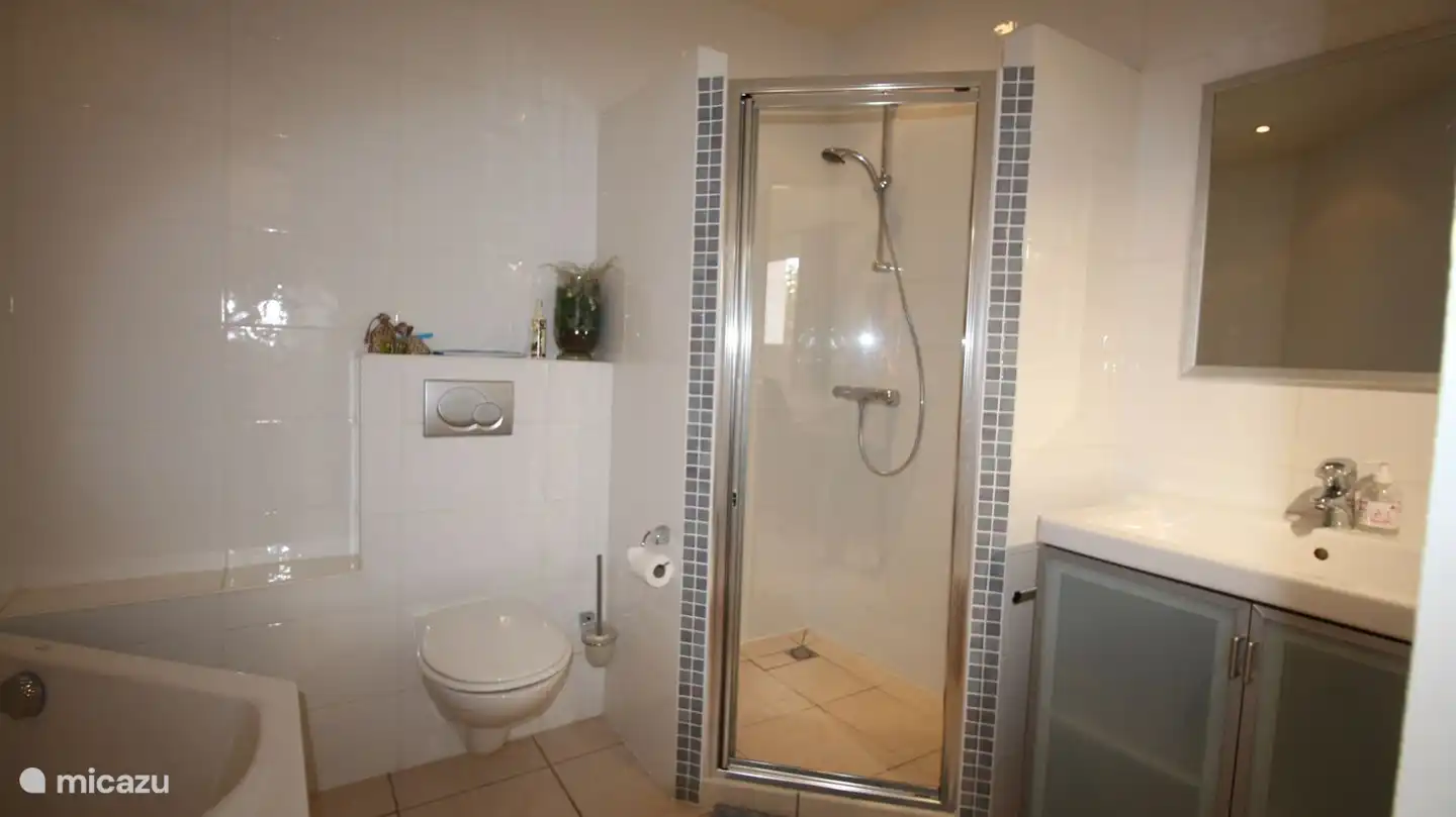 Badezimmer Hauptbadezimmer mit ebenerdiger Dusche und Badewanne in Villa 3 Badezimmer