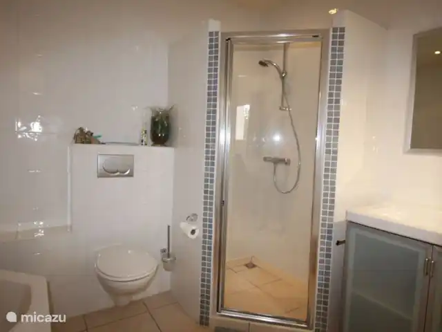 Villa Côte D'Azur piscine privée 8 pers | France, Côte d'Azur, Saint-Raphaël - villa Salle de bain principale avec douche à l'italienne et baignoire au total dans Villa 3 salles de bain