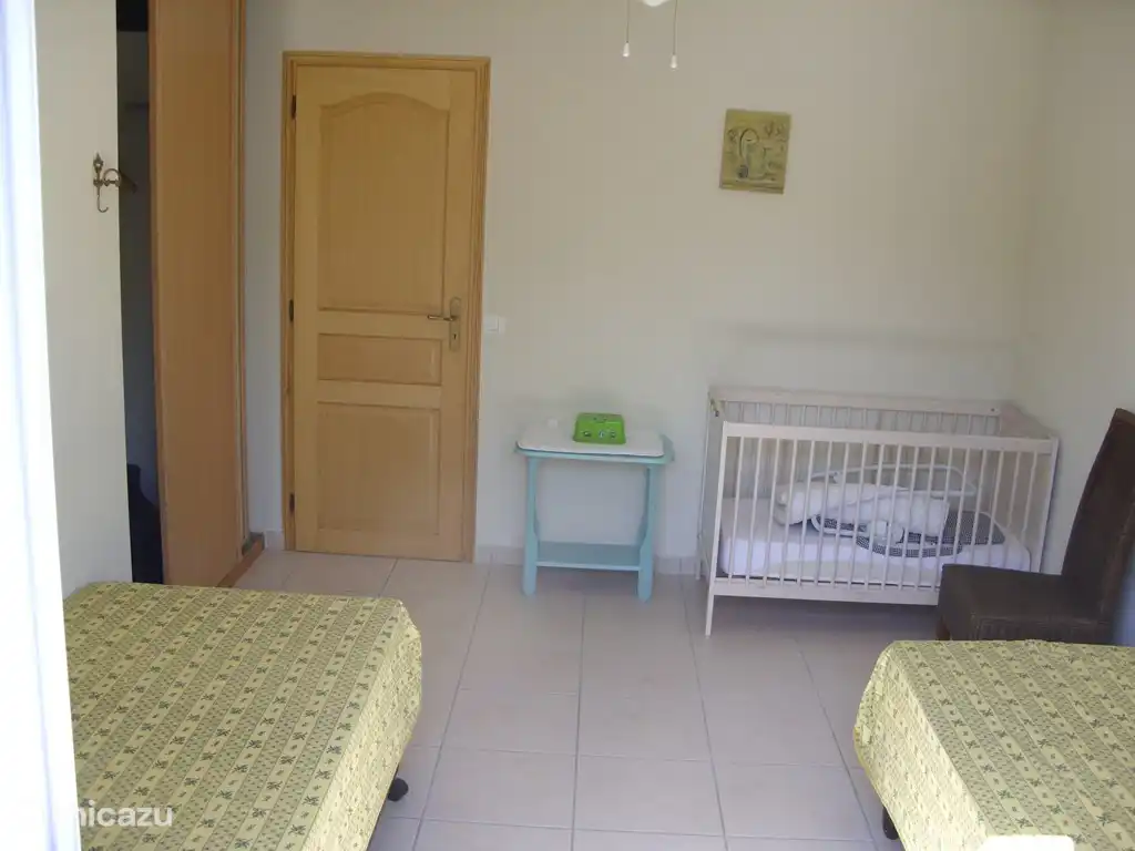 Schlafzimmer Ost mit Kinderbett, ein extra Campingbett ist vorhanden