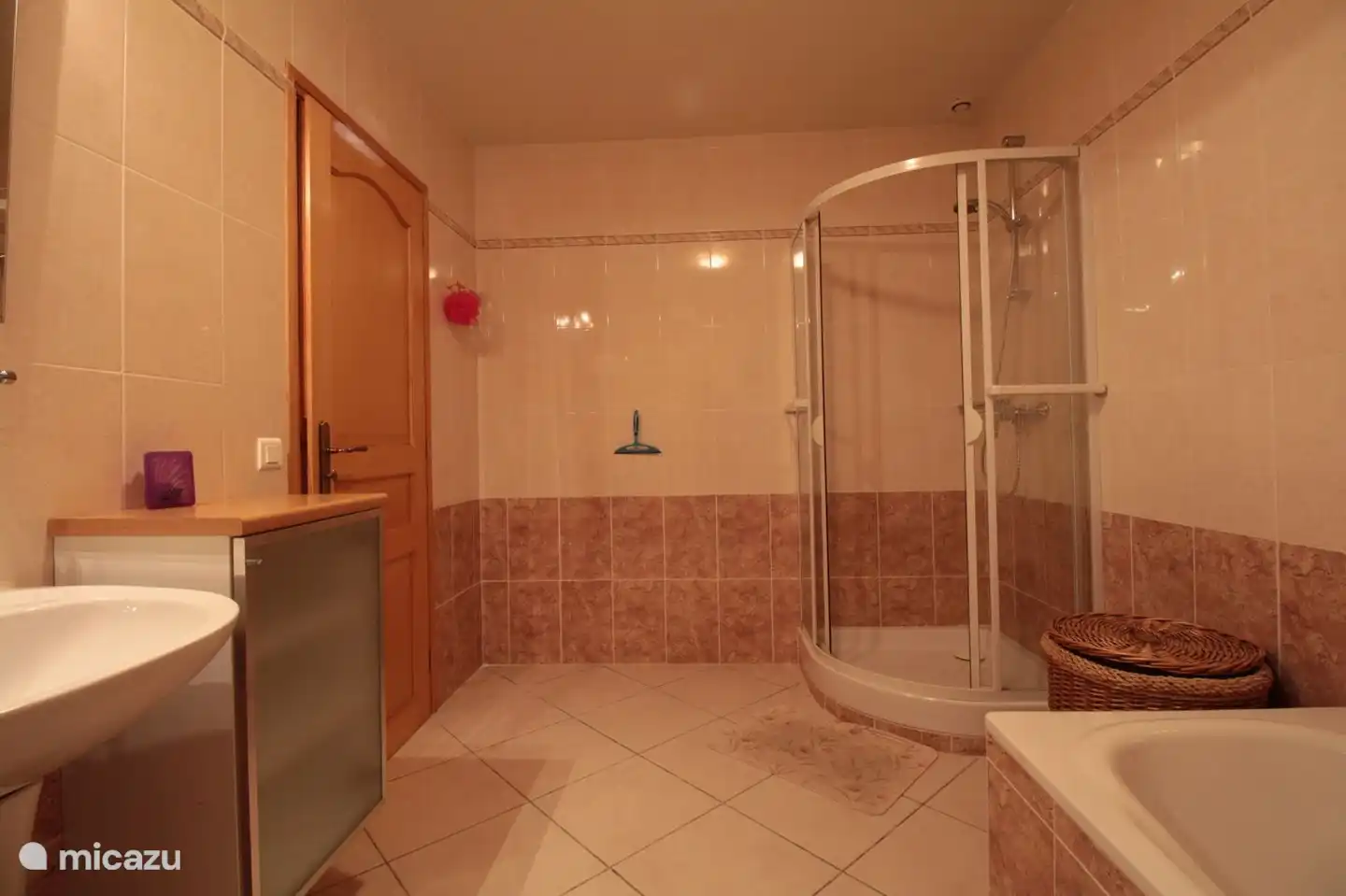 geräumiges Badezimmer mit Badewanne und Dusche