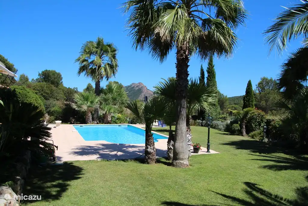 neben dem Esterel-Schwimmbad mit Außendusche (Solaire) dim. 11,5x5, Tiefenpool 1,50 bis 2,10