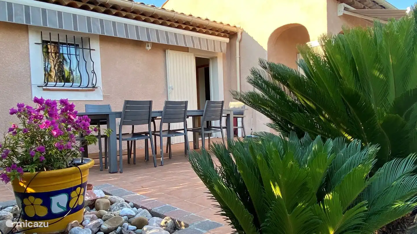 Terrasse mit großem Tisch 3,00 m für 8 Pers.