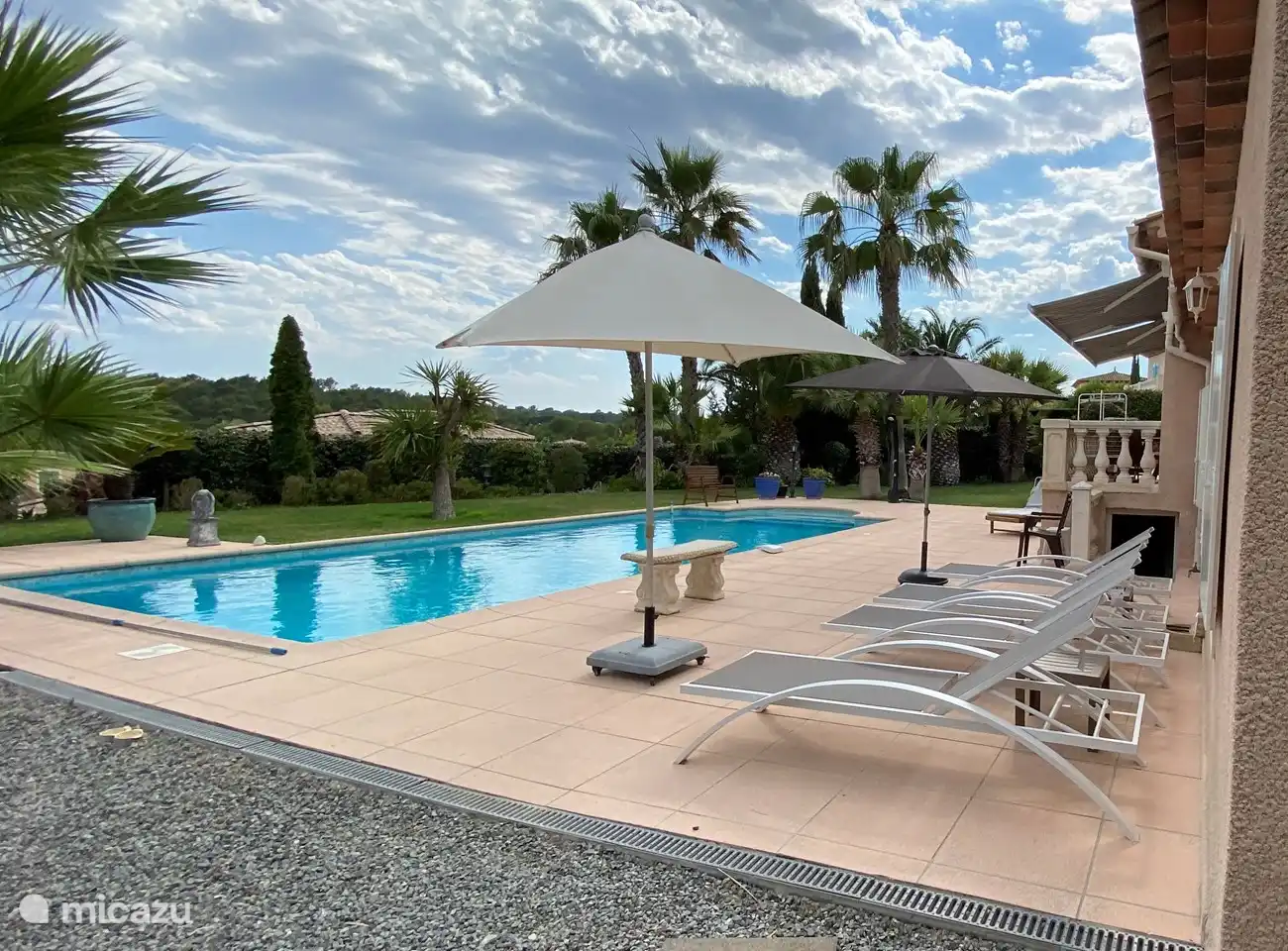 Sonnenliegen und Sonnenschirm mit Sonnenschirm