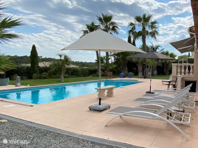 Villa Côte D'Azur piscine privée 8 pers | France, Côte d'Azur, Saint-Raphaël - villa chaises longues et auvent avec parasol