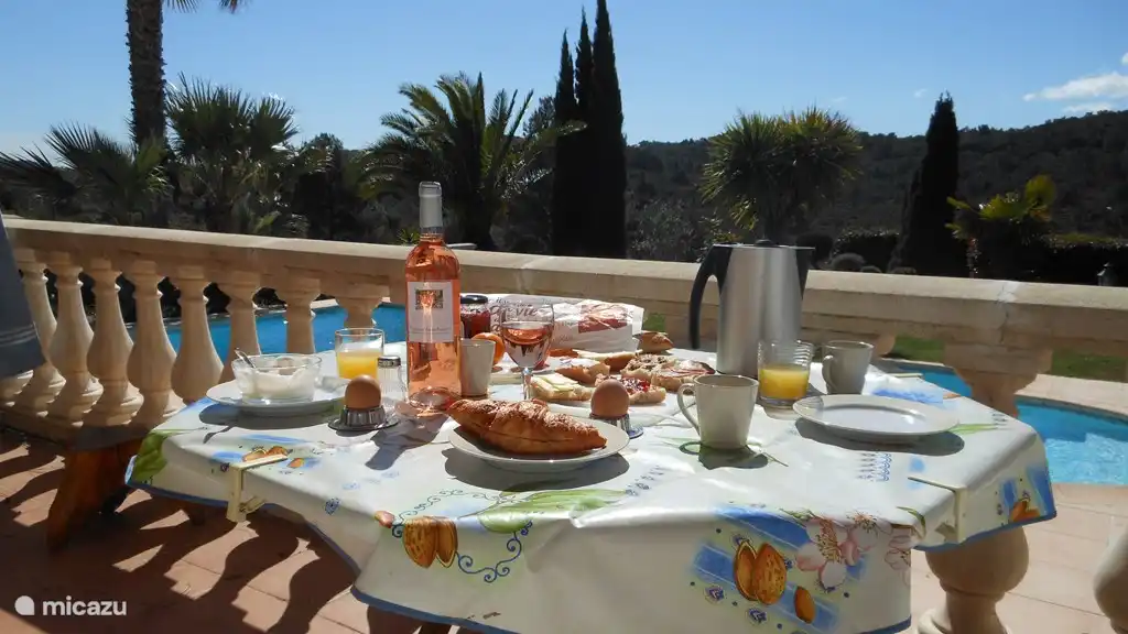 Terrasse neben dem Wohnzimmer