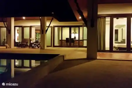 Vakantiehuis Thailand, Phang Nga, Khao Lak villa Villa Suwan Chang avond sfeer