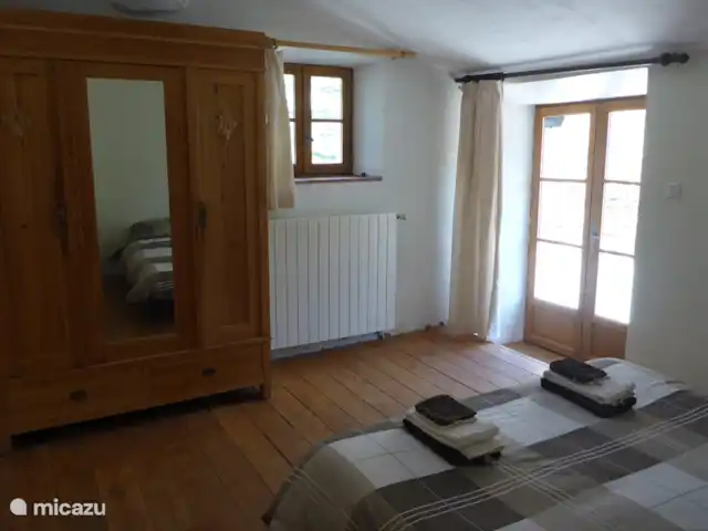 boerderij huren in Frankrijk, Pyrénées-Orientales, Prats-de-Mollo-la-Preste – 'La maison de Xatart' éen van de twee grotere slaapkamers, incl. privé badkamer en uitgang naar terras.