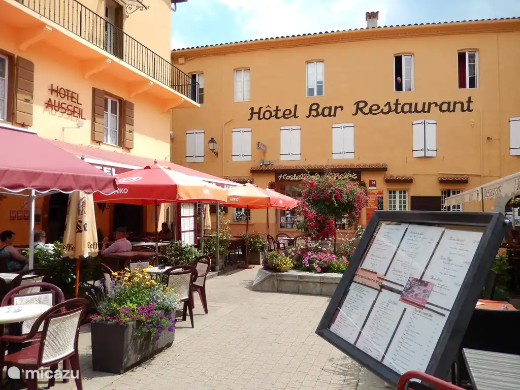 Prats de Mollo: terrasjes, restaurants en alle benodigde winkels. Klein maar levendig en gezellig.