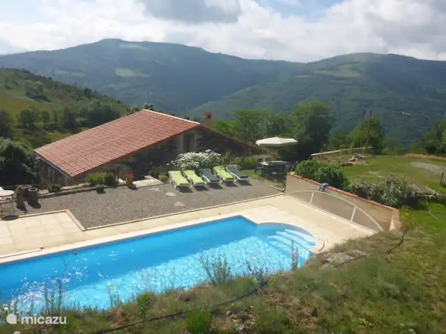 boerderij huren in Frankrijk, Pyrénées-Orientales, Prats-de-Mollo-la-Preste – 'La maison de Xatart' Zwembad, achter het huis met prachtige vergezichten.