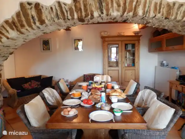 boerderij huren in Frankrijk, Pyrénées-Orientales, Prats-de-Mollo-la-Preste – 'La maison de Xatart' Eetkamer, onder de eeuwenoude bogen, het fundament van het huis.