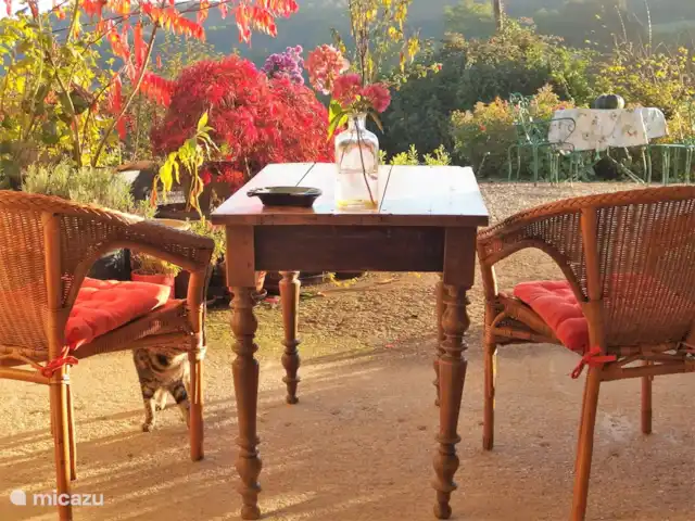 Location de Vacances France, Côte-d'Or, Sainte-Colombe-en-Auxois, gîte / cottage - La Petite Colomb Une des terrasses (couverte), avec une belle vue sur les collines.