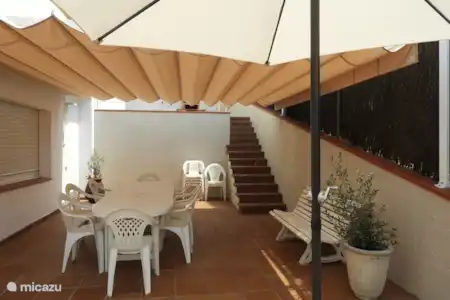 Vakantiehuis Spanje, Barcelona, Canet de Mar villa Can Tulipa Terras met tuinmeubels