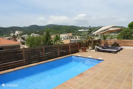 Vakantiehuis Spanje, Barcelona, Canet de Mar villa Can Tulipa terras met ligbedden