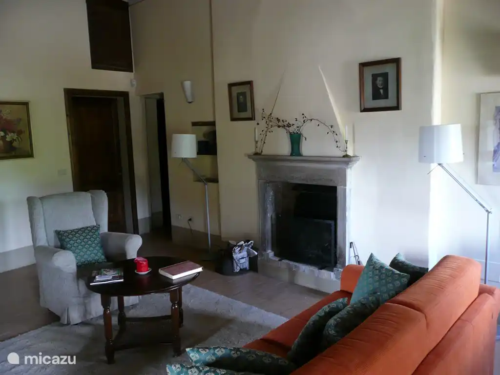 Das Wohnzimmer des Apartment verfügt über einen Kamin und reichlich Sitzgelegenheit. Das große Sofa kann auch als Bett für zwei Personen dienen.