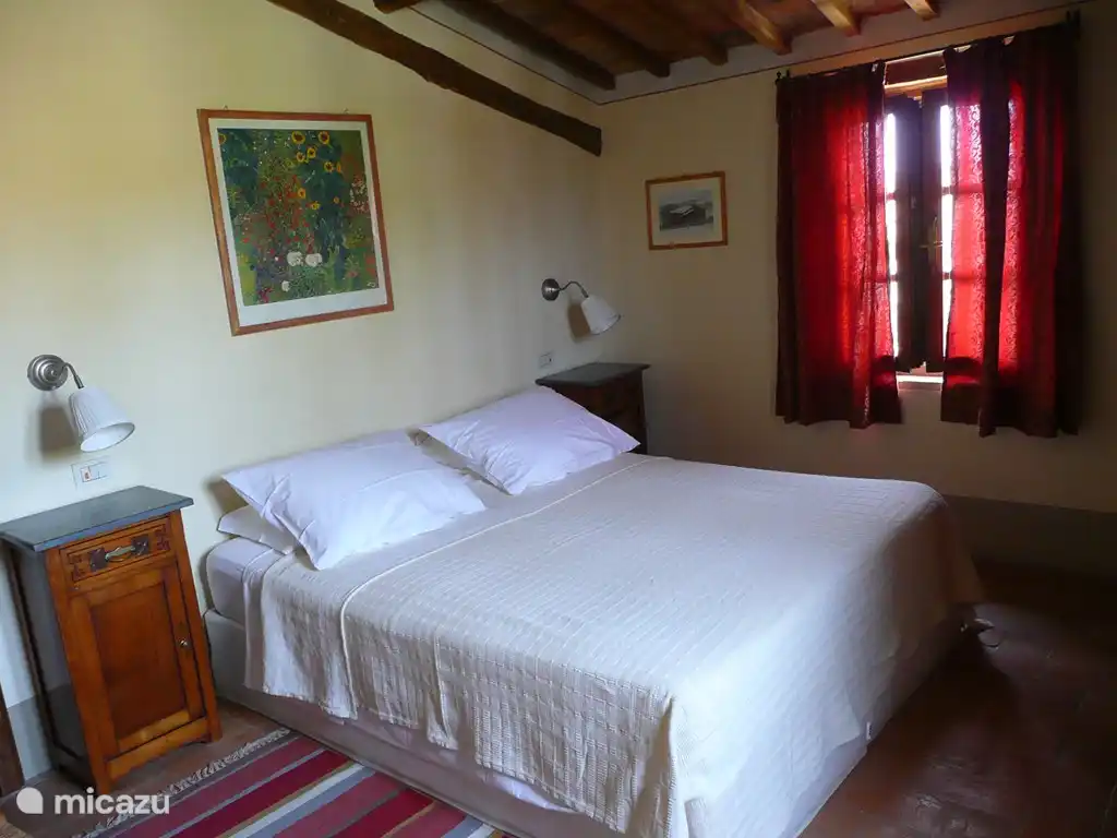 Das Schlafzimmer der Wohnung verfügt über einen direkten Zugang zum Bad. Die Betten können getrennt werden, falls gewünscht.