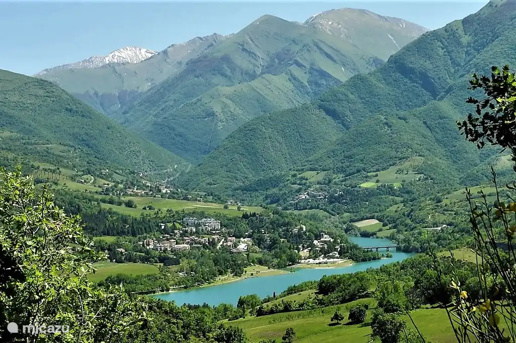 So schoen ist Umbrien! Zum Beispiel ein Tagesausflug zum Lago di Fiastra und dort am Strand faulenzen, das lohnt sich.
