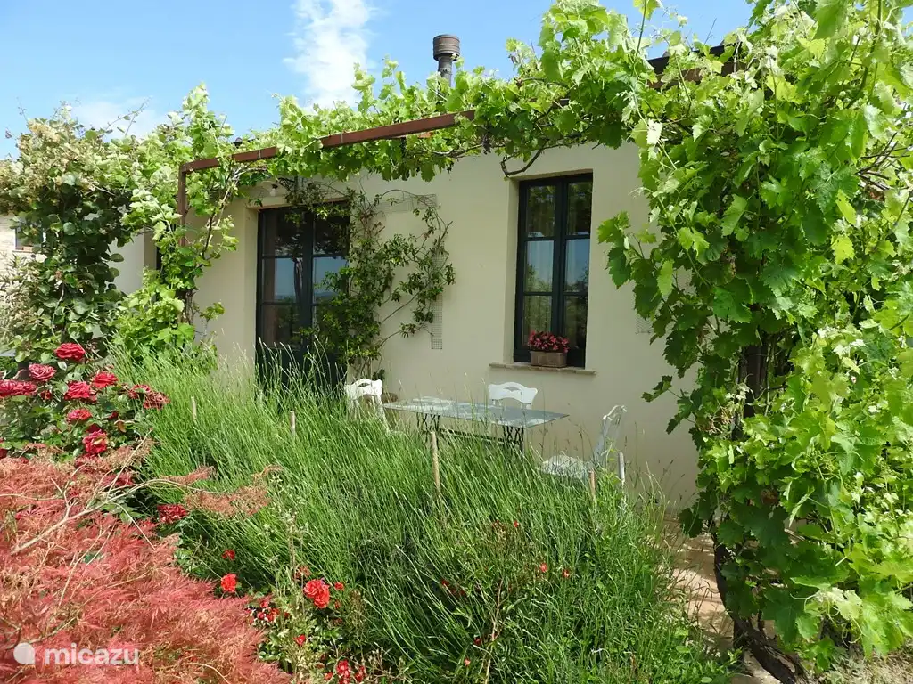 Das Studio verfügt über eine romantische Terrasse mit dem schoensten Panorama von Gli Archi.