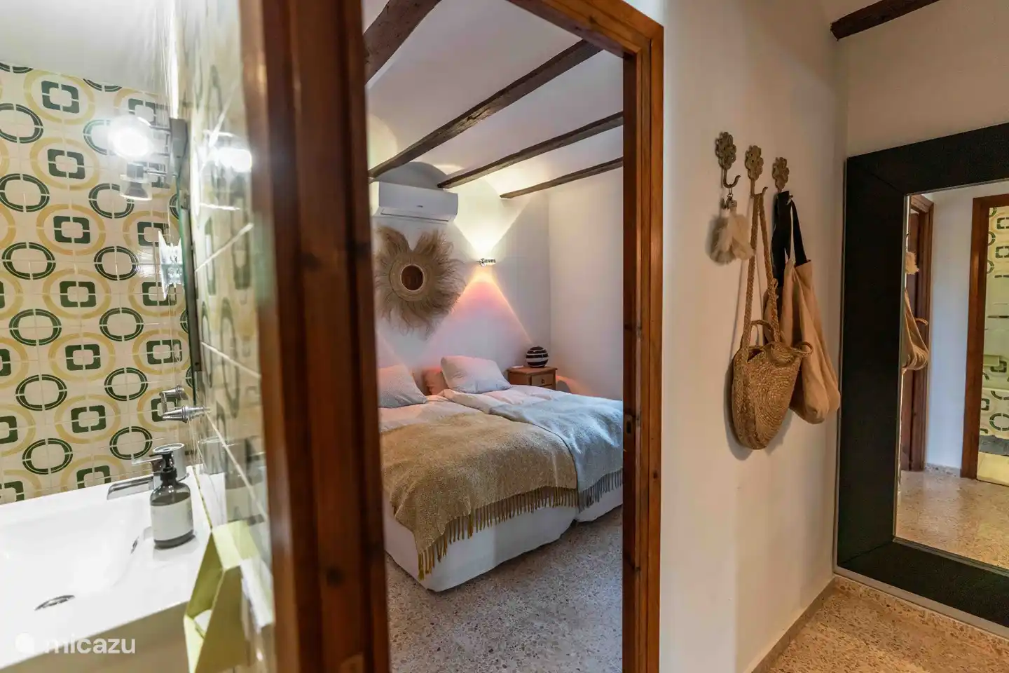 Bedroom with 2 single beds