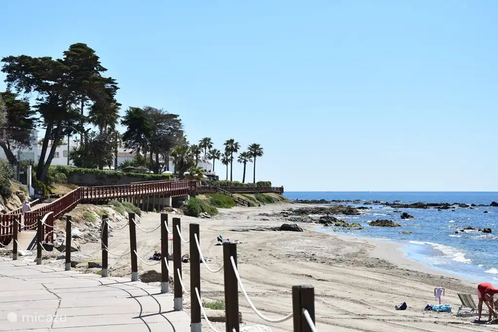 Fußweg entlang der Küste