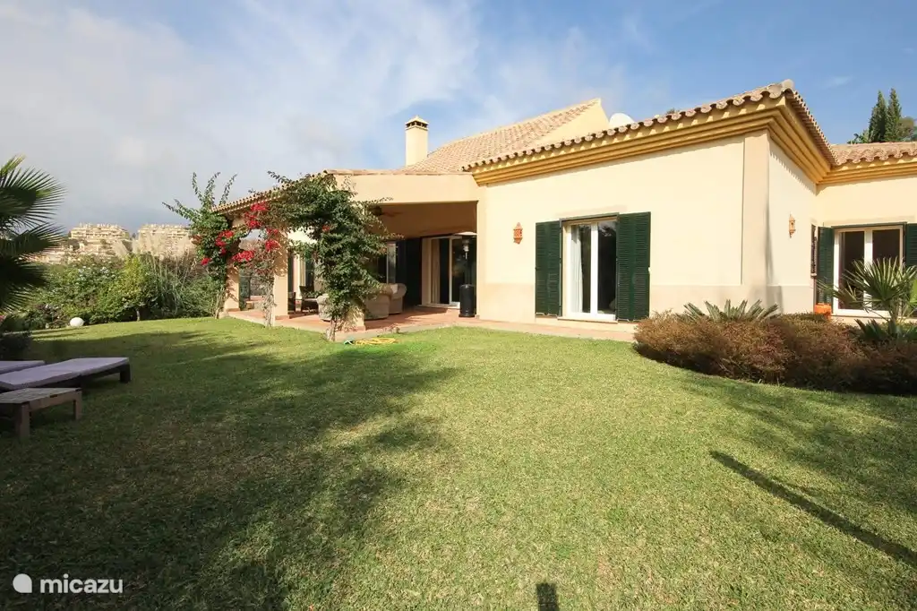 Garten mit Blick auf Lounge-Terrasse