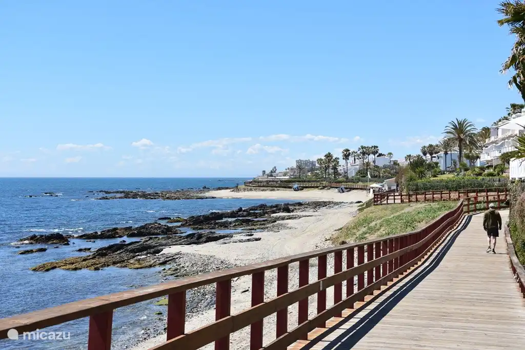 Fußweg entlang der Küste