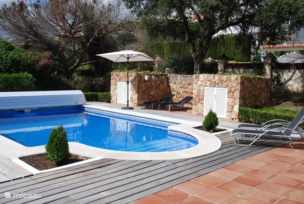 Pool und Sonnenterrasse