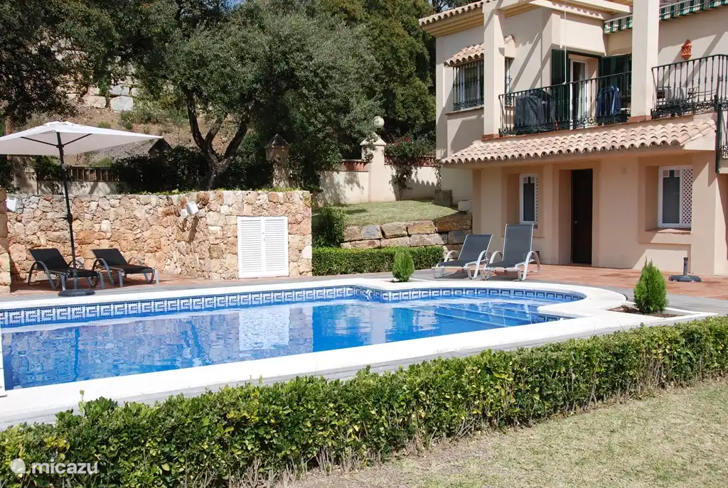 Pool und Sonnenterrasse