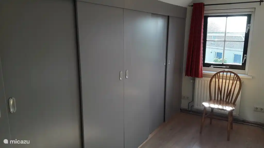 Großer Schrank im Schlafzimmer