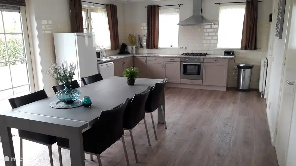 Die Küche mit allen Geräten.