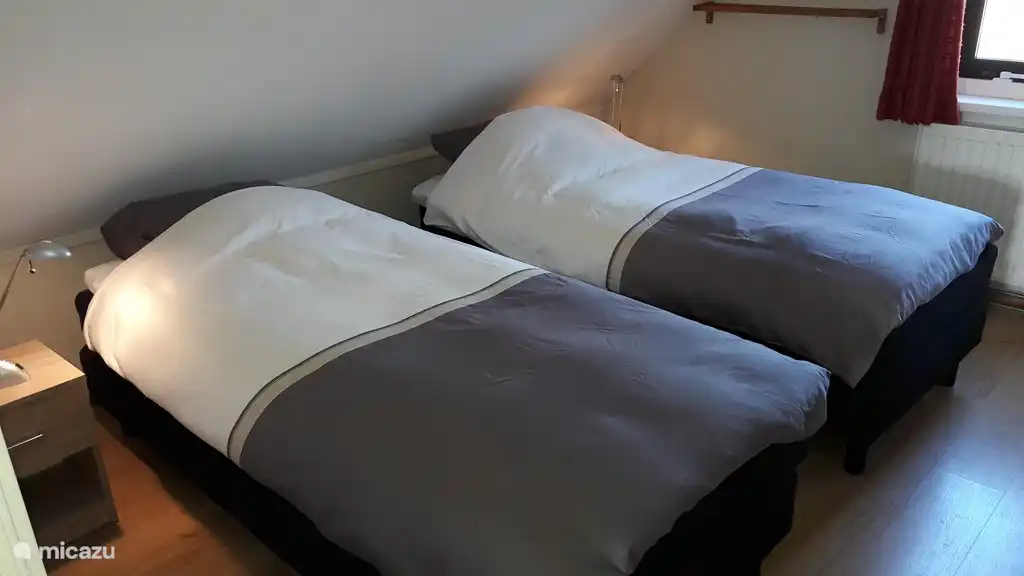 Schlafzimmer mit 2 Boxspringbetten für 1 Person