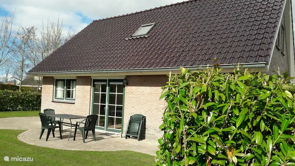 Das Haus verfügt über eine voll eingezäunten Garten.