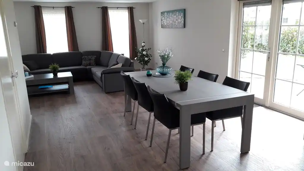 Ein großer Esstisch,