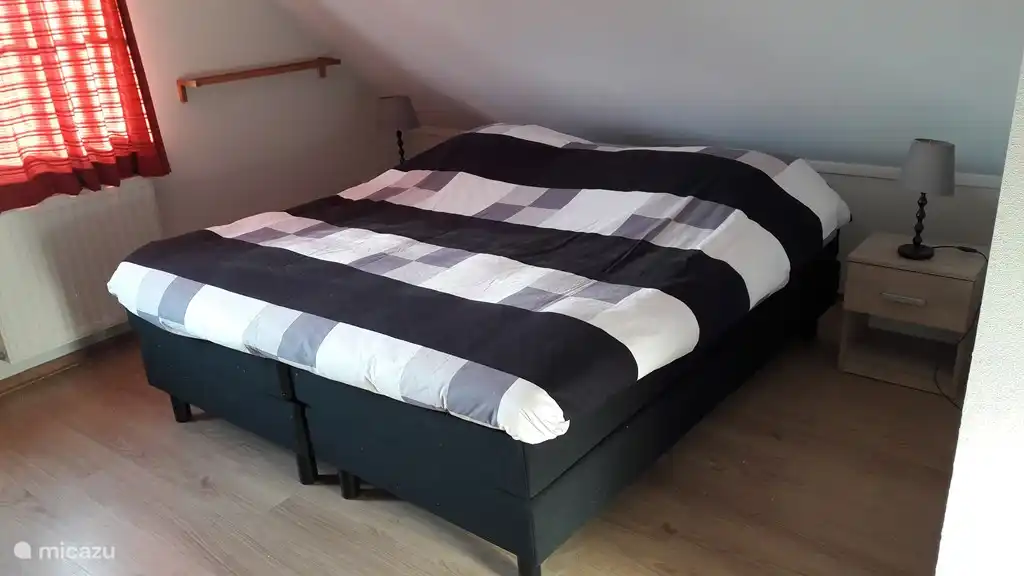 Schlafzimmer mit 2 Einzelbetten (90x200 cm). Dieses Schlafzimmer hat einen sehr großen Schrank.