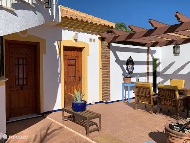 Casa Picasso huren in Spanje, Costa Cálida, Mazarrón - bungalow Het voor terras, in de ochtend zon en een fijne plek om te ontbijten in de zon, als het niet te warm is.