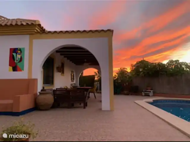 Casa Picasso huren in Spanje, Costa Cálida, Mazarrón - bungalow Veranda achter het huis met op de muur het nieuwste Picasso schilderij.