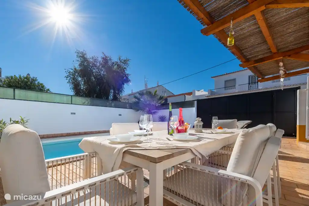 Schöne sonnige Terrasse