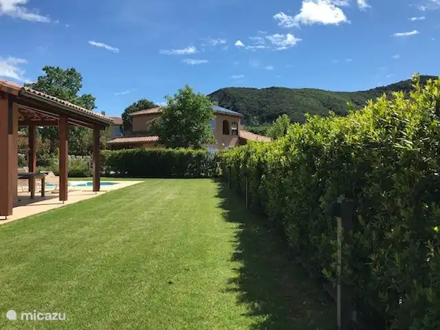 Villa Emeraude en Francia, Ardecha, Vallon-Pont-d'Arc - villa Villa Emeraude - jardín con césped